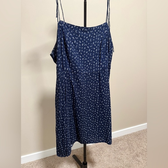 Old Navy Navy Blue Spaghetti Strap Dress tie straps adjustable with pockets⭐️ - Picture 4 of 6